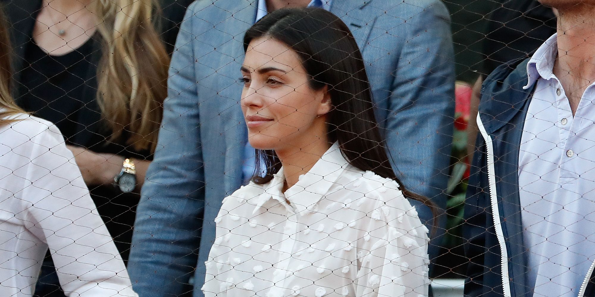 Posada Berenjena Vicio Alessanda de Osma con camisa blanca con lunares de Zara de entretiempo