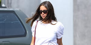 ana de armas con camiseta blanca de mangas abullonadas, pantalón de  vestir negro, sandalias planas negras