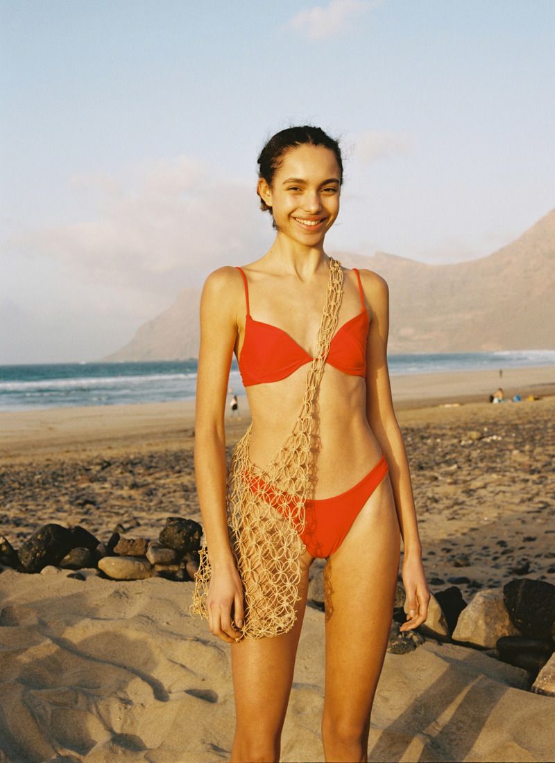 chica posando en bikini rojo en la playa