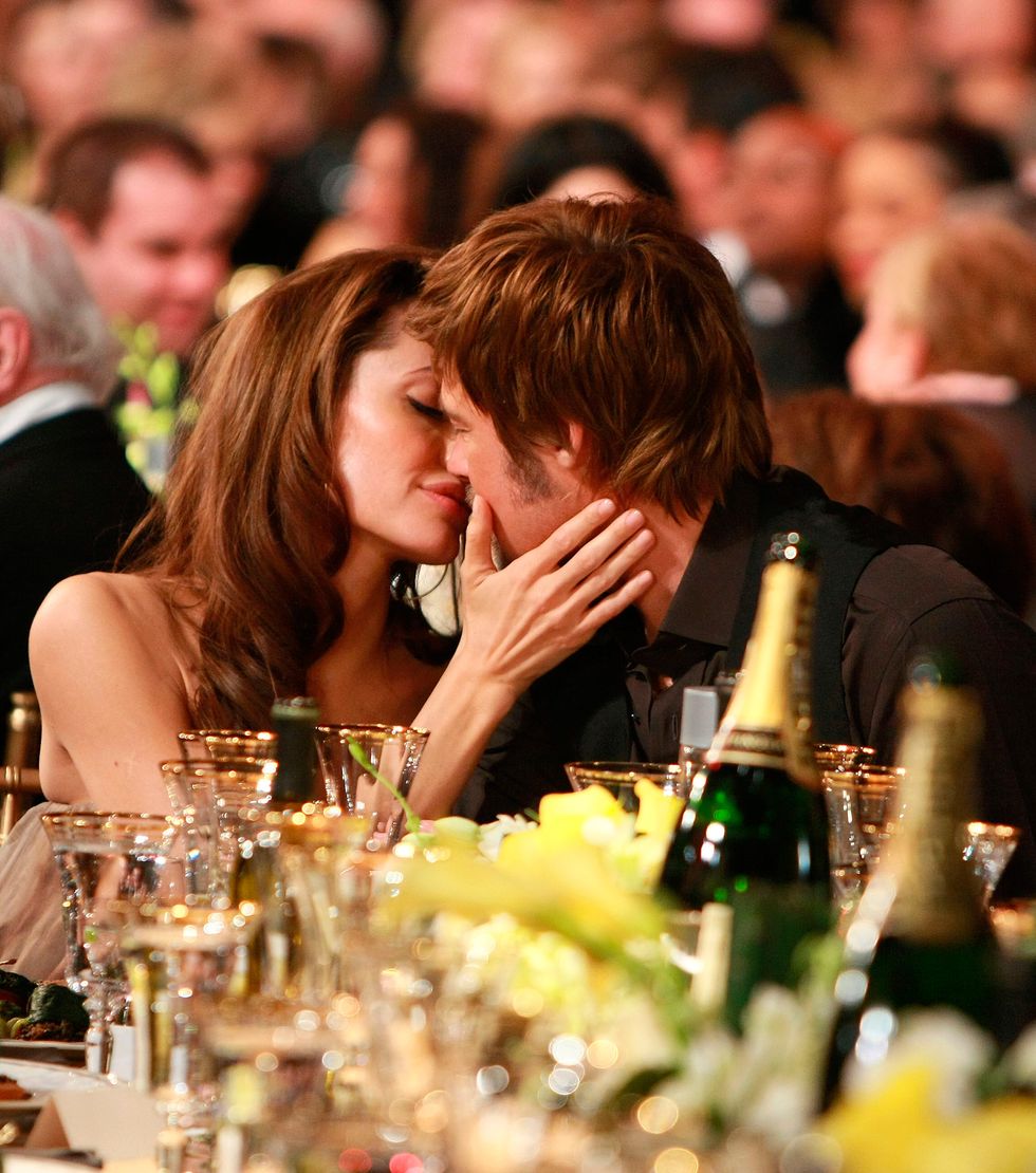 Angelina Jolie y Brad Pitt besándose