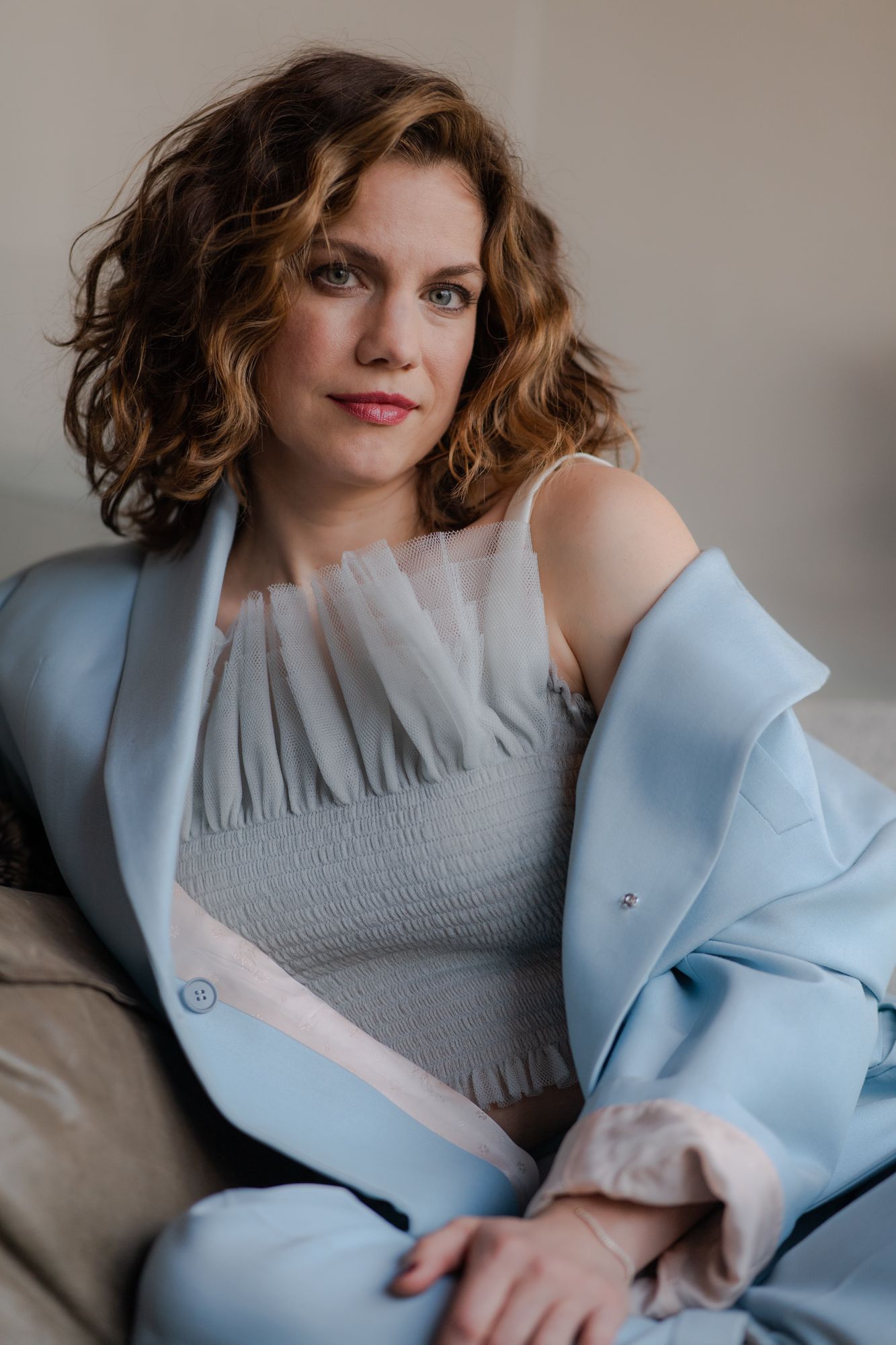 Anna Chlumsky On Inventing Anna, Playing Vivian Kent, And Veep pic