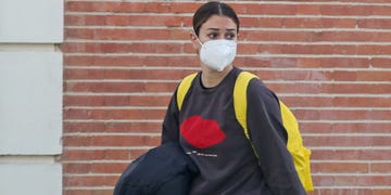 blanca suárez con pantalones vaqueros anchos slouchy y zapatillas vans