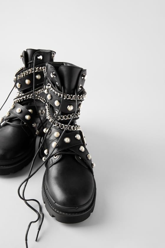 Botas y botines con perlas tachas y cadenas