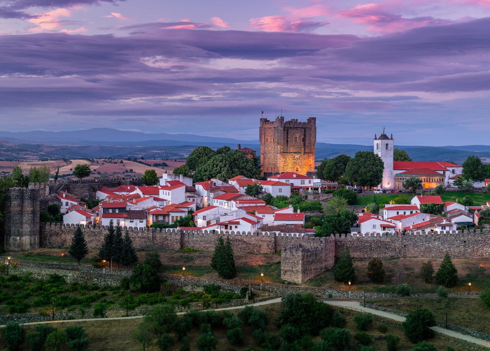 castillo y muralla de braganza en portugal