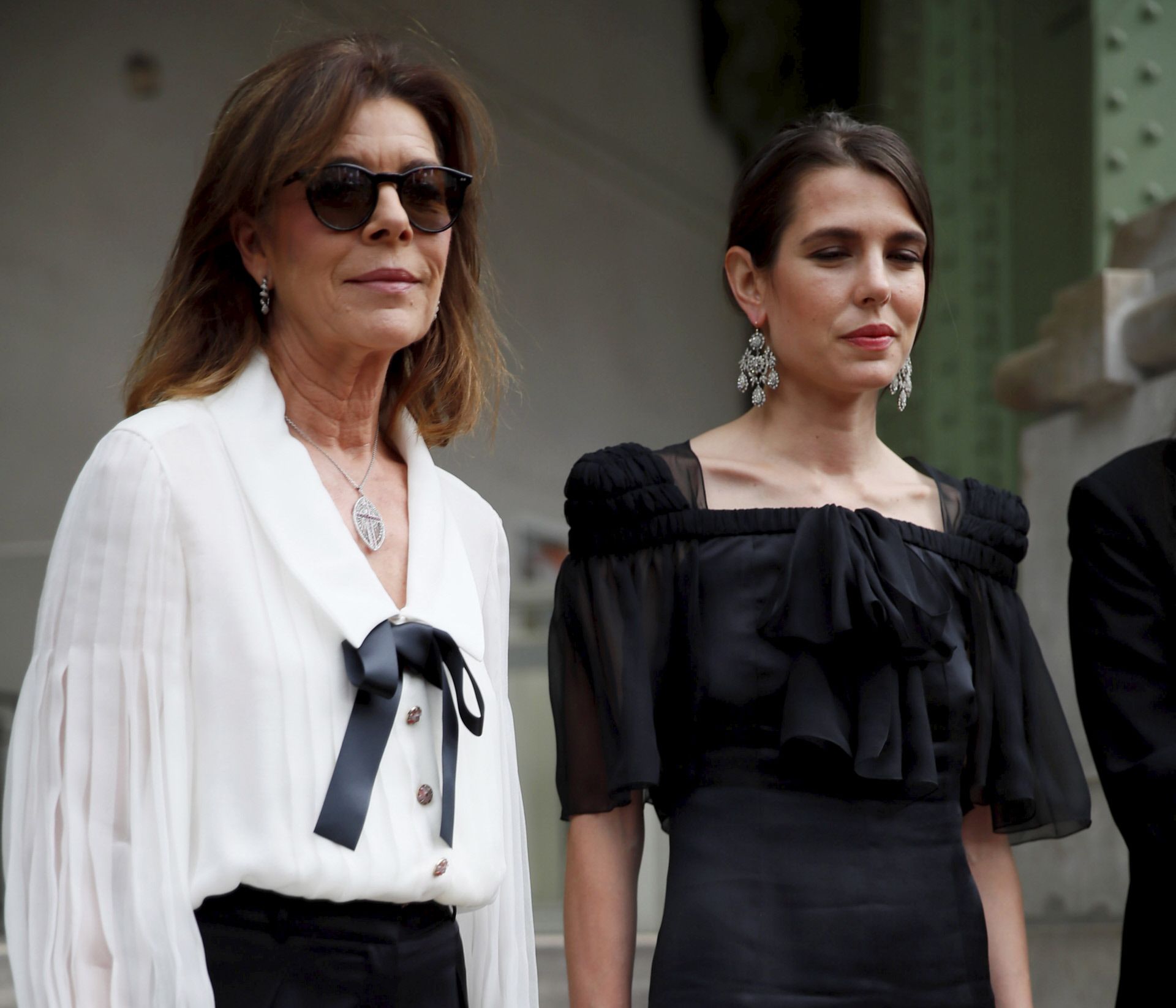 Carlota Casiraghi homenajea a Karl Lagerfeld con un vestido midi negro de  Chanel
