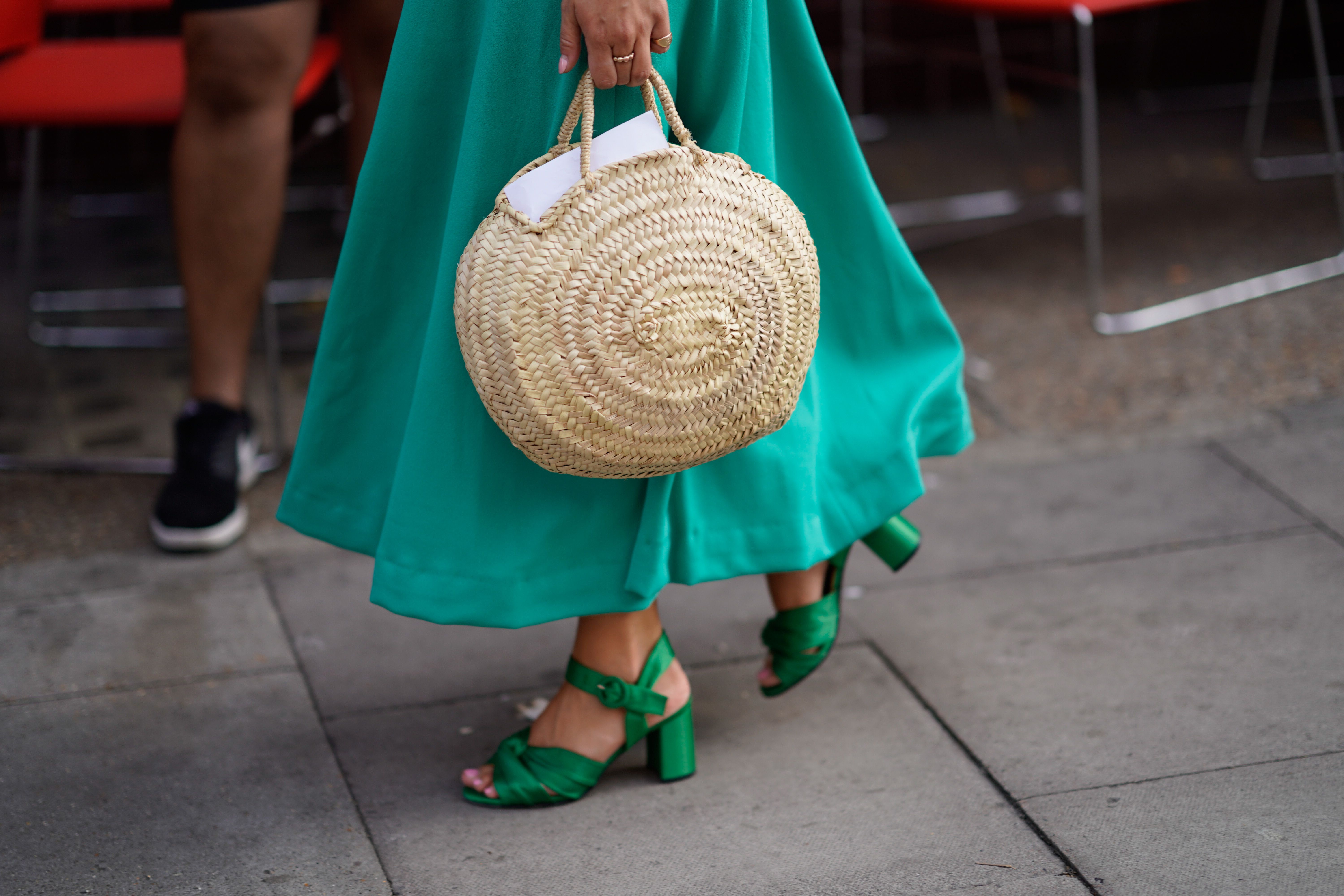 Los mejores bolsos y cestas de rafia para ir a la moda