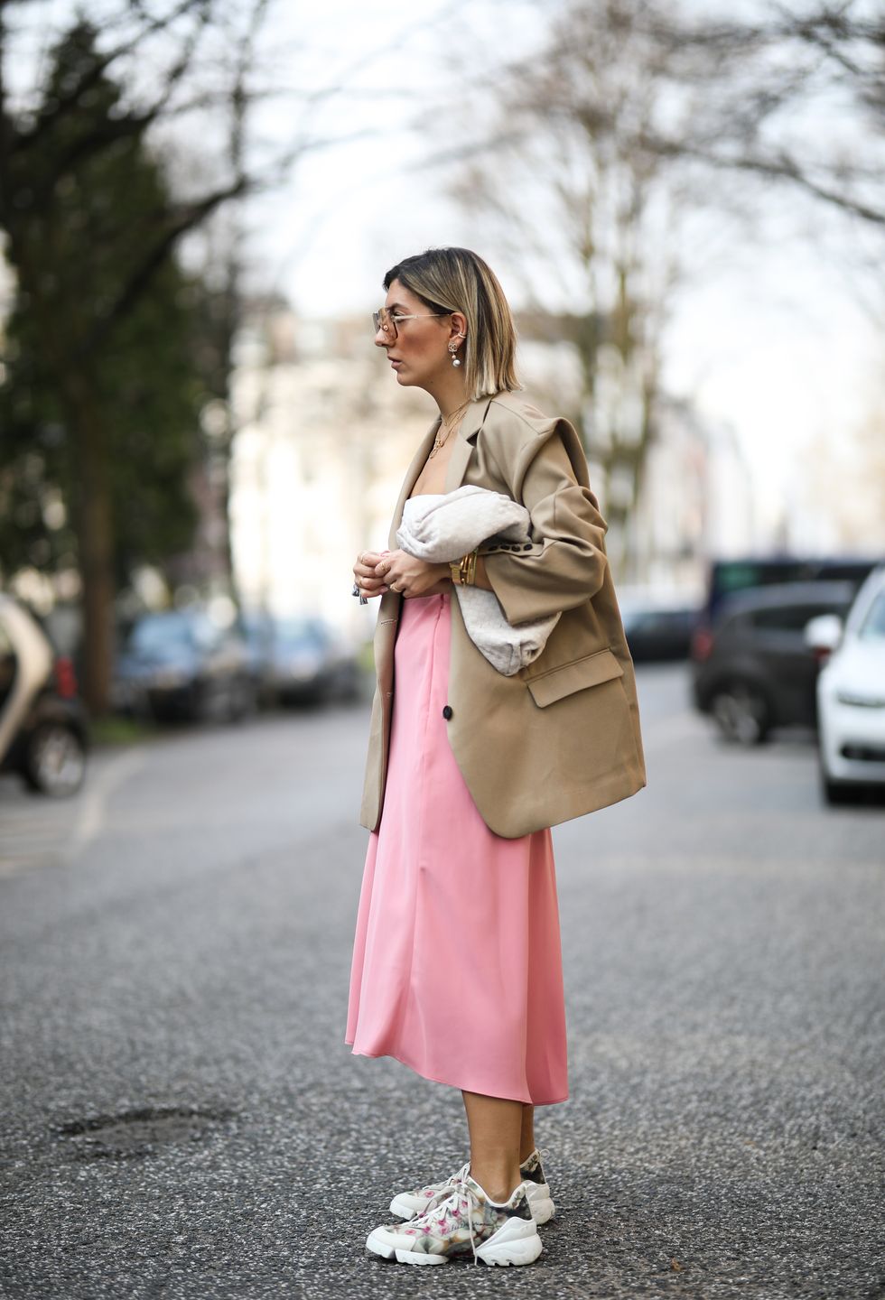 combinar camel rosa expertas moda blazer falda