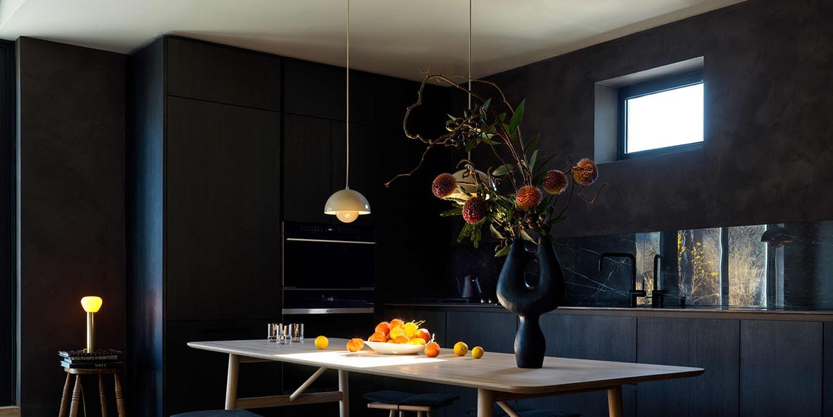 Whatever the room, black always makes an exclamation point. 🎩 Design  @laurenashleyelder . . . #kitchendesign #kitcheninspo #kitchendecor