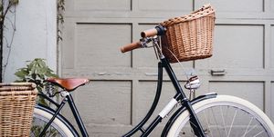 bicicleta con cestas de mimbre para meter comida y hacer 'delivery'