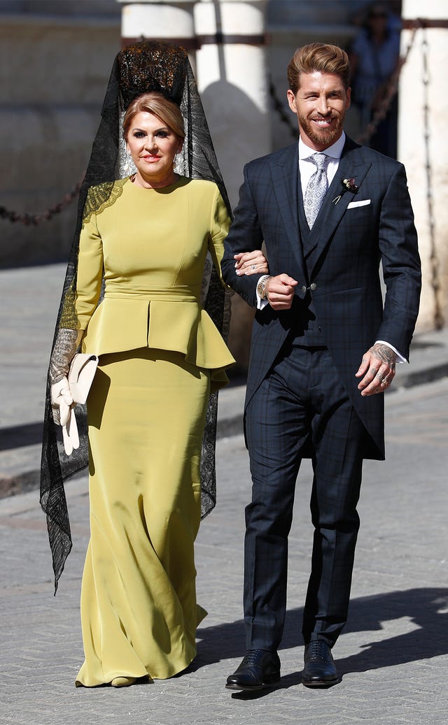 Suit, Clothing, Yellow, Fashion, Formal wear, Human, White-collar worker, Street fashion, Outerwear, Dress, 