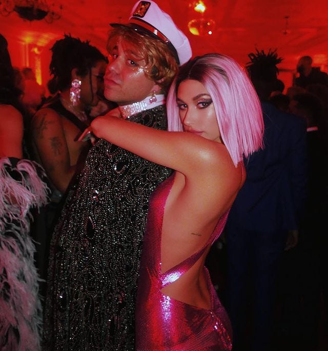 hailey bieber disfrazada en halloween