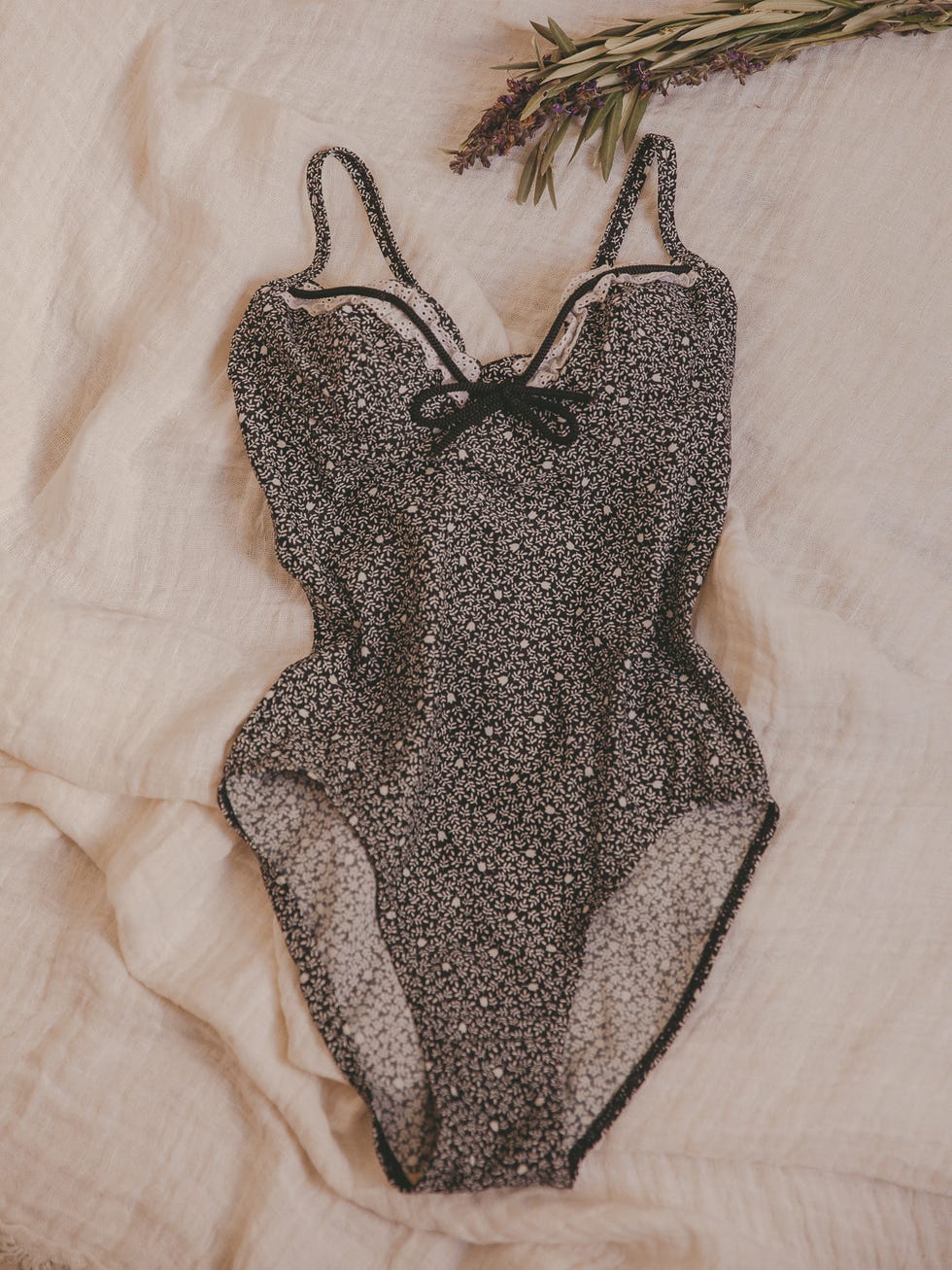 dónde comprar ropa vintage, bañador estampado floral con ribete de volantes