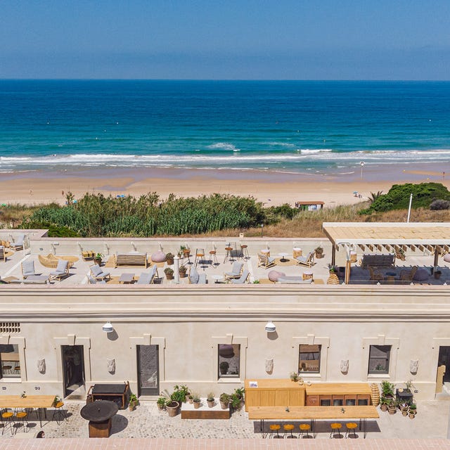 foto desde el aire de el cuartel del mar con la playa de fondo