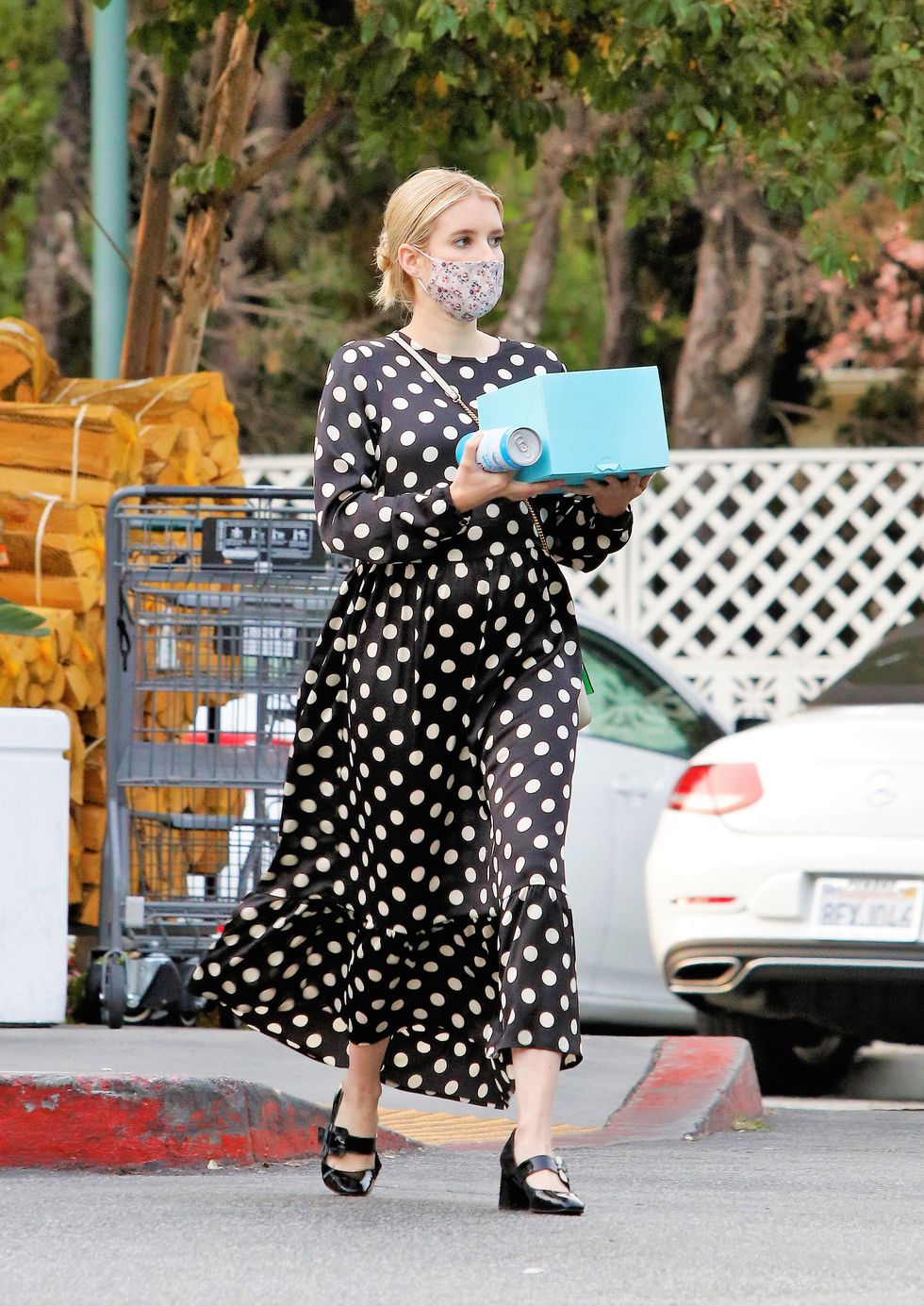 Emma Roberts con un vestido largo de lunares de embarazada