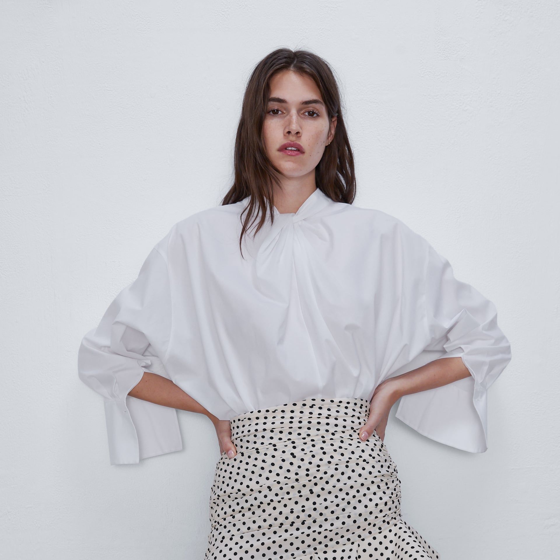 La falda corta de lunares de Zara agotan las más estilosas