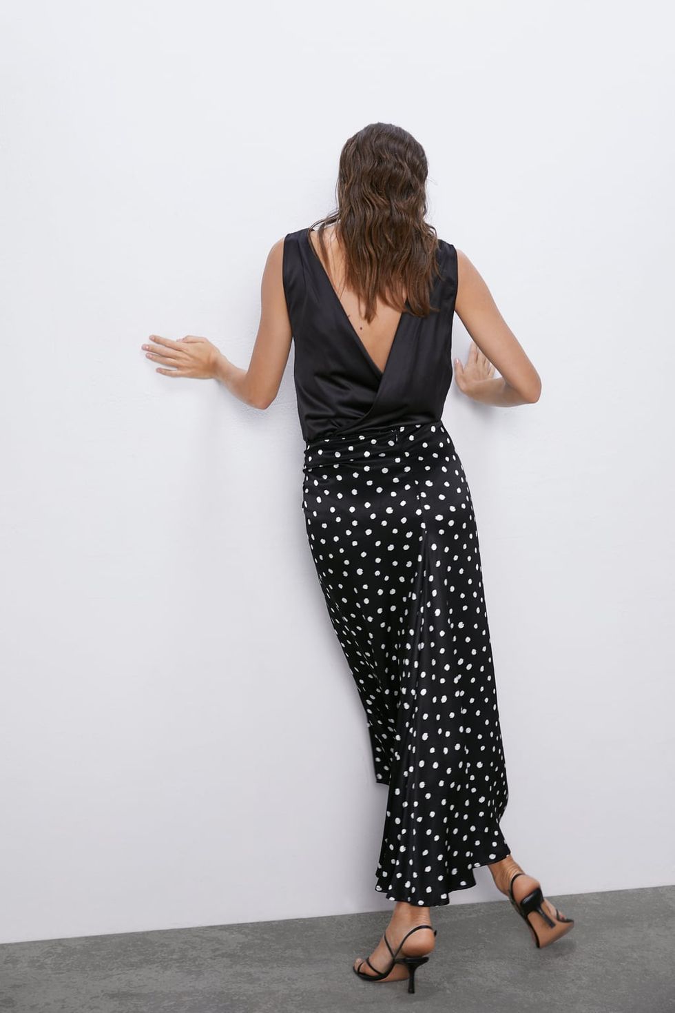 La falda larga lunares de Zara-Look entretiempo larga