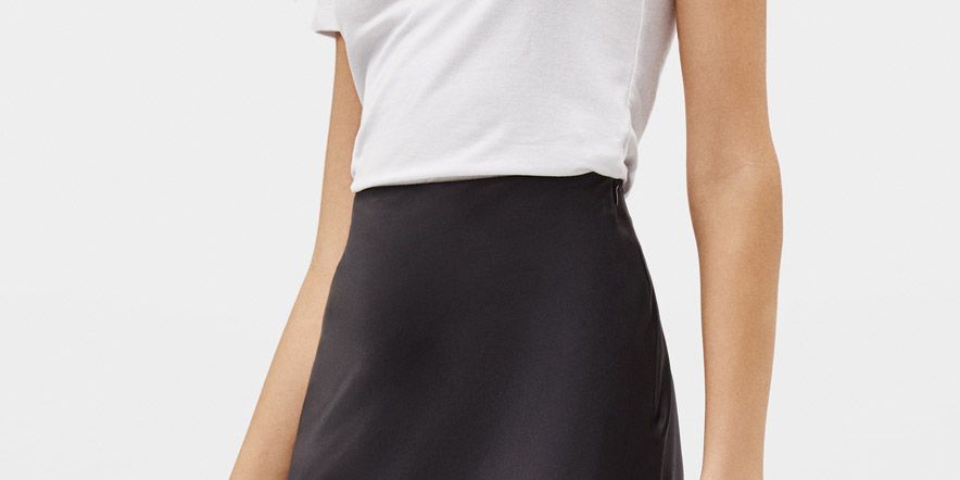 La falda larga negra perfecta es de Bershka, cuesta 14 € y al si la llevas camiseta aciertas de pleno