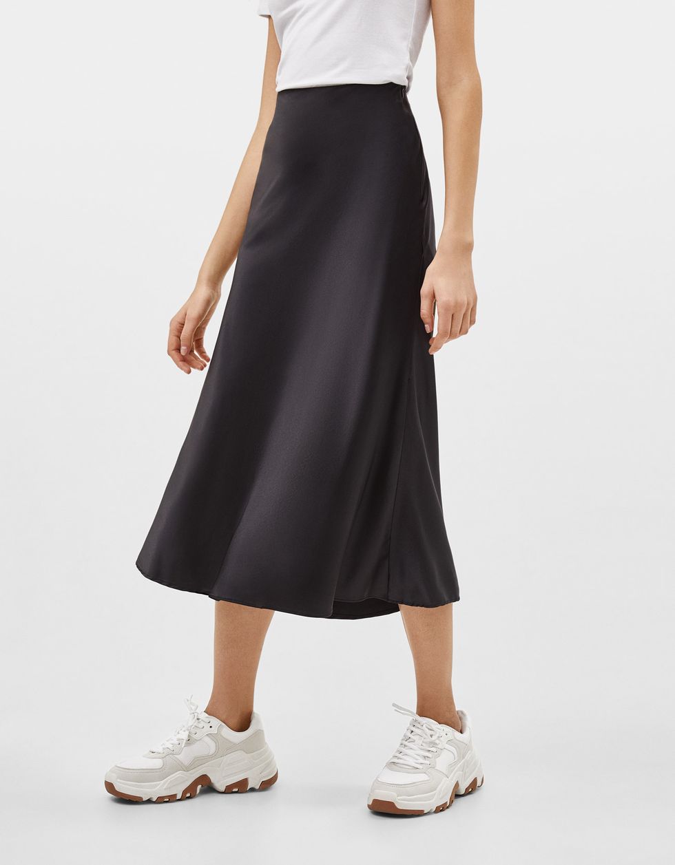 profundidad Fotoeléctrico desconocido La falda larga negra perfecta es de Bershka, cuesta 14 € y al ser satinada  si la llevas con camiseta aciertas de pleno