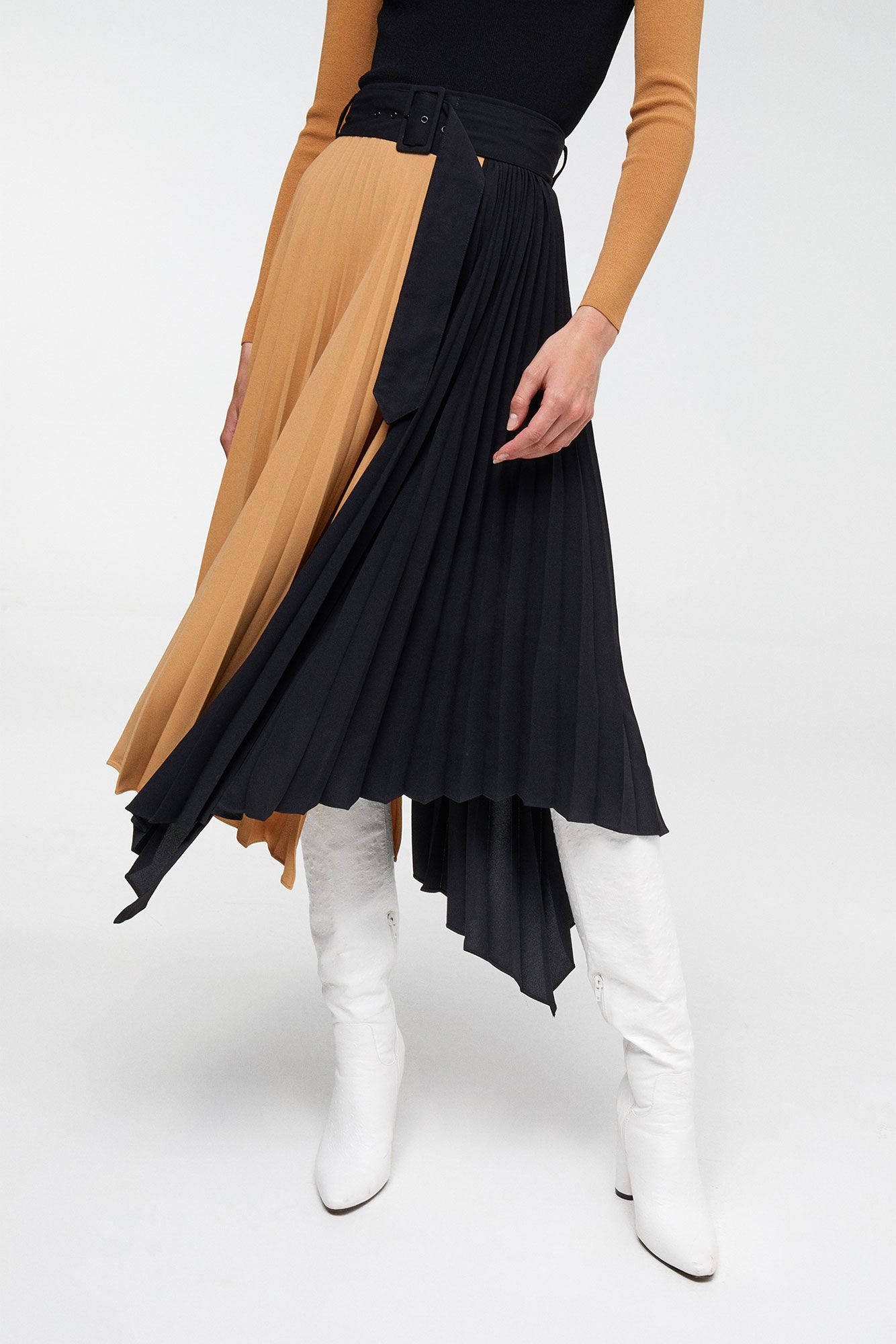 falda midi plisada bicolor de las estilosas