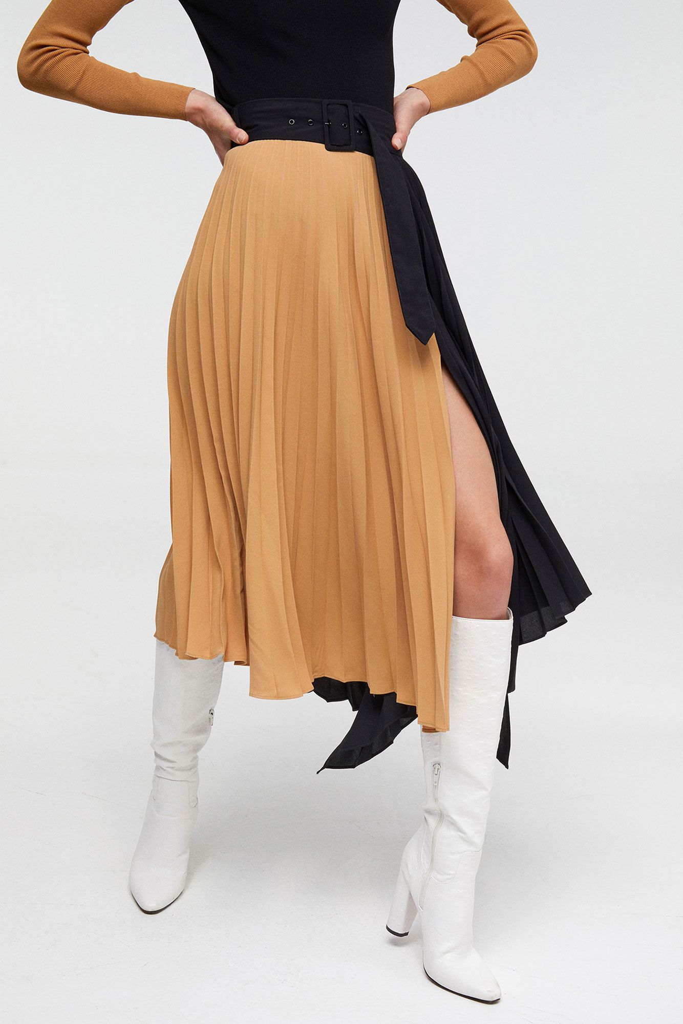falda midi plisada bicolor de las estilosas