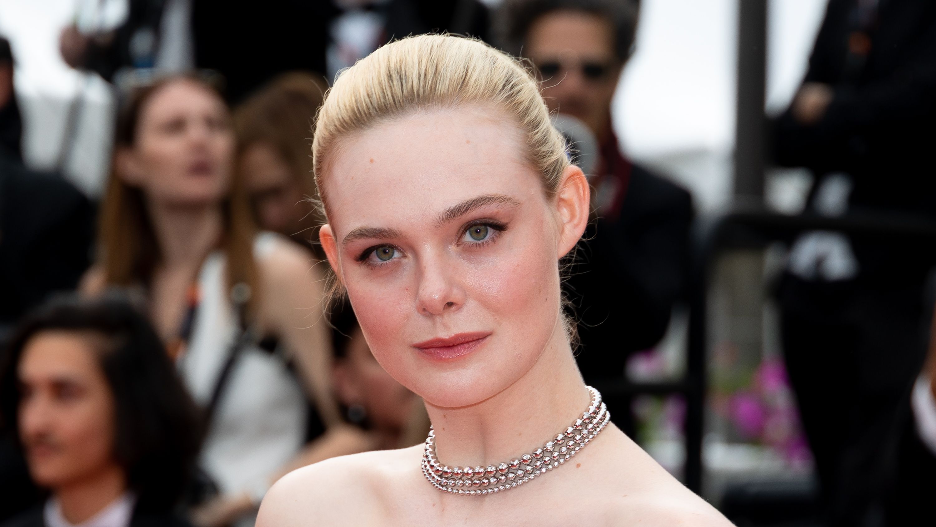 Bliv sur antenne Uafhængig Elle Fanning's nipple pasty dress wows Cannes Film Festival
