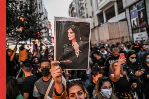 topshot un manifestant tient un portrait de mahsa amini lors d'une manifestation de soutien à amini, une jeune femme iranienne décédée après avoir été arrêtée à téhéran par la police des mœurs de la république islamique, sur l'avenue istiklal à istanbul le 20 septembre 2022 amini, 22 ans, était en visite avec sa famille dans la capitale iranienne lorsqu'elle a été arrêtée le 13 septembre par l'unité de police chargée de faire respecter le code vestimentaire strict de l'iran pour les femmes, y compris le port de le foulard en public, elle a été déclarée morte le 16 septembre par la télévision d'État après avoir passé trois jours dans le coma photo par ozan kose afp photo par ozan koseafp via getty images fetchpriority=
