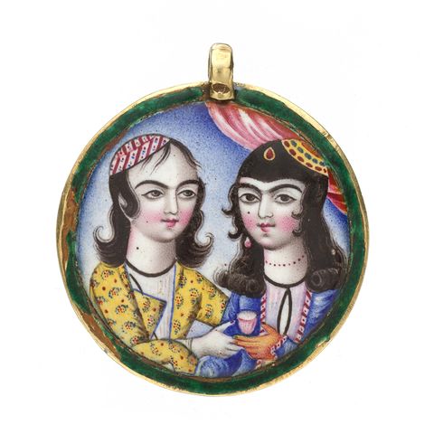 Porträt eines Paares in einem runden Anhänger, Iran, Ende des 18. Jahrhunderts, Emaille von Qajar, iranischer Künstler, unbekanntes Foto von Heritage Artheritage Images via Getty Images