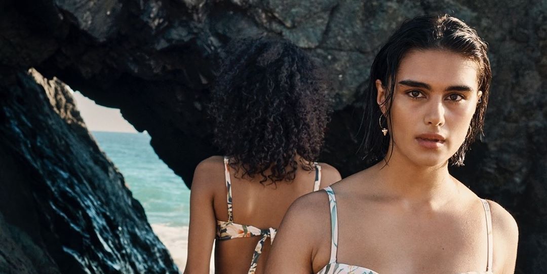 foto de una modelo en bikini viral de H&M y su explicación