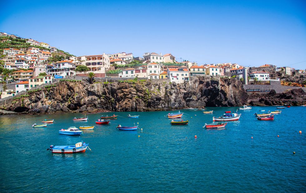 Barcos fondeados en la costa de Funchal, Madeira, Portugal.
