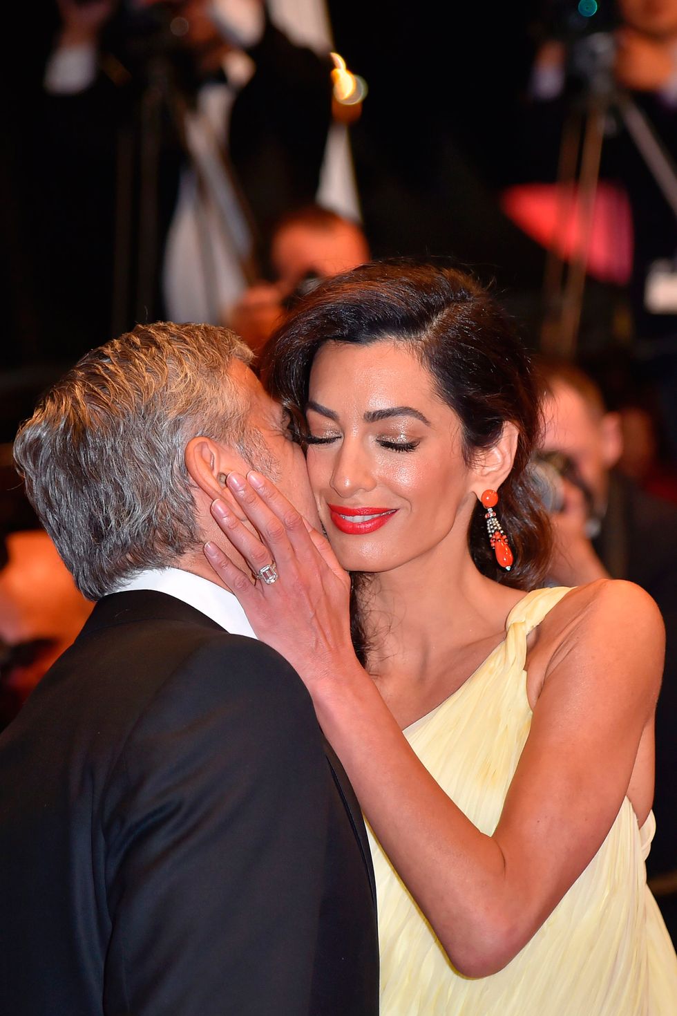 Amal y George Clooney besándose