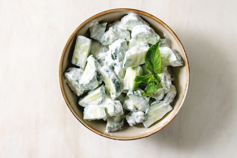esta ensalada de pepino y yogur es parte de nuestras recetas de ensaladas faciles y saludables para el otoño
