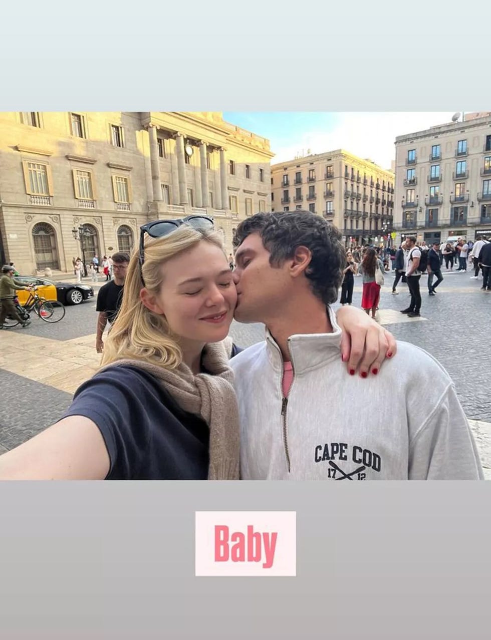 coppia che scatta un selfie in una vivace area urbana