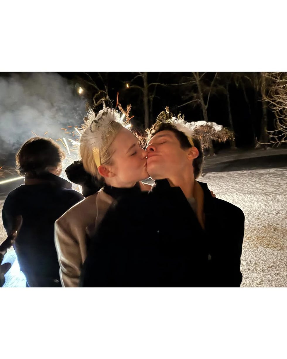 un raduno di persone che festeggiano con bengala in un ambiente notturno