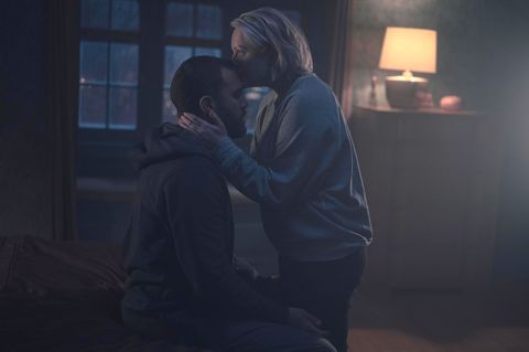 o t fagbenle and elisabe﻿th moss in ﻿the handmaid’s tale﻿