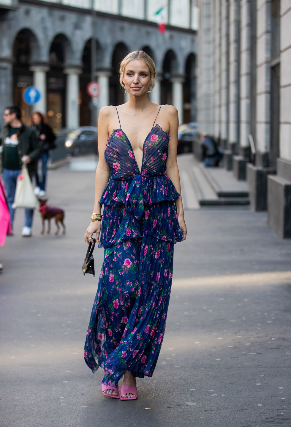 Inspiración street style invitada de primavera con vestido de gasa y tirantes azul con flores fucsia 
