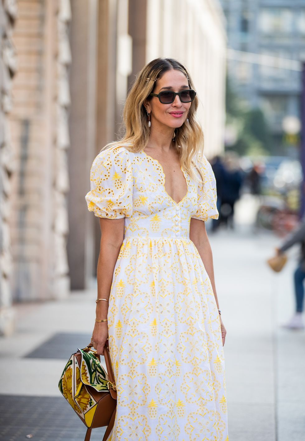 Inspiración street style para invitadas de primavera con vestido blanco y amarillo con bordados