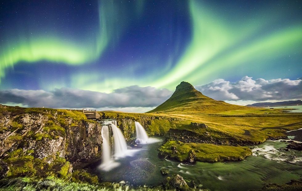 Aurora boreal en Kirkjufell (Islandia) y cascada de noche elle