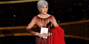 Jane Fonda Premios Oscar 2020 vestido abrigo rojo