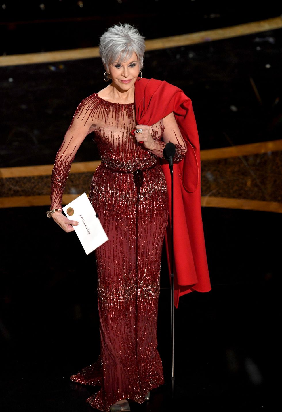 Jane Fonda Premios Oscar 2020 vestido abrigo rojo