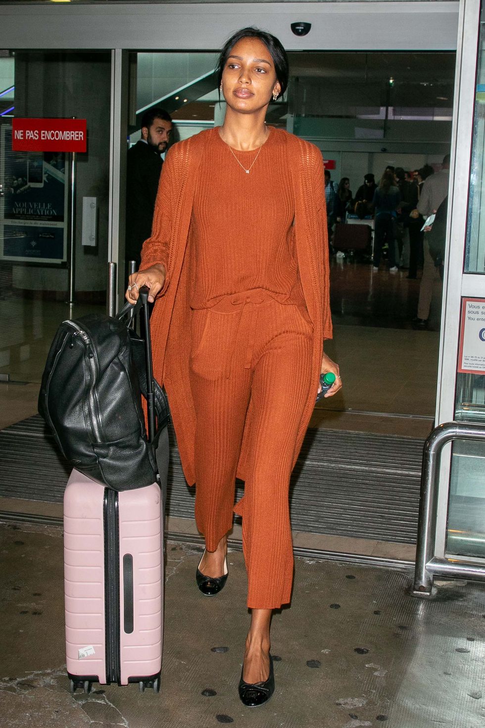 Jasmine Tookes look aeropuerto viajar