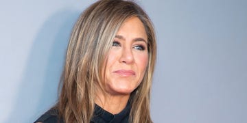 jennifer aniston posando
