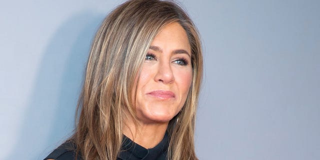 jennifer aniston posando