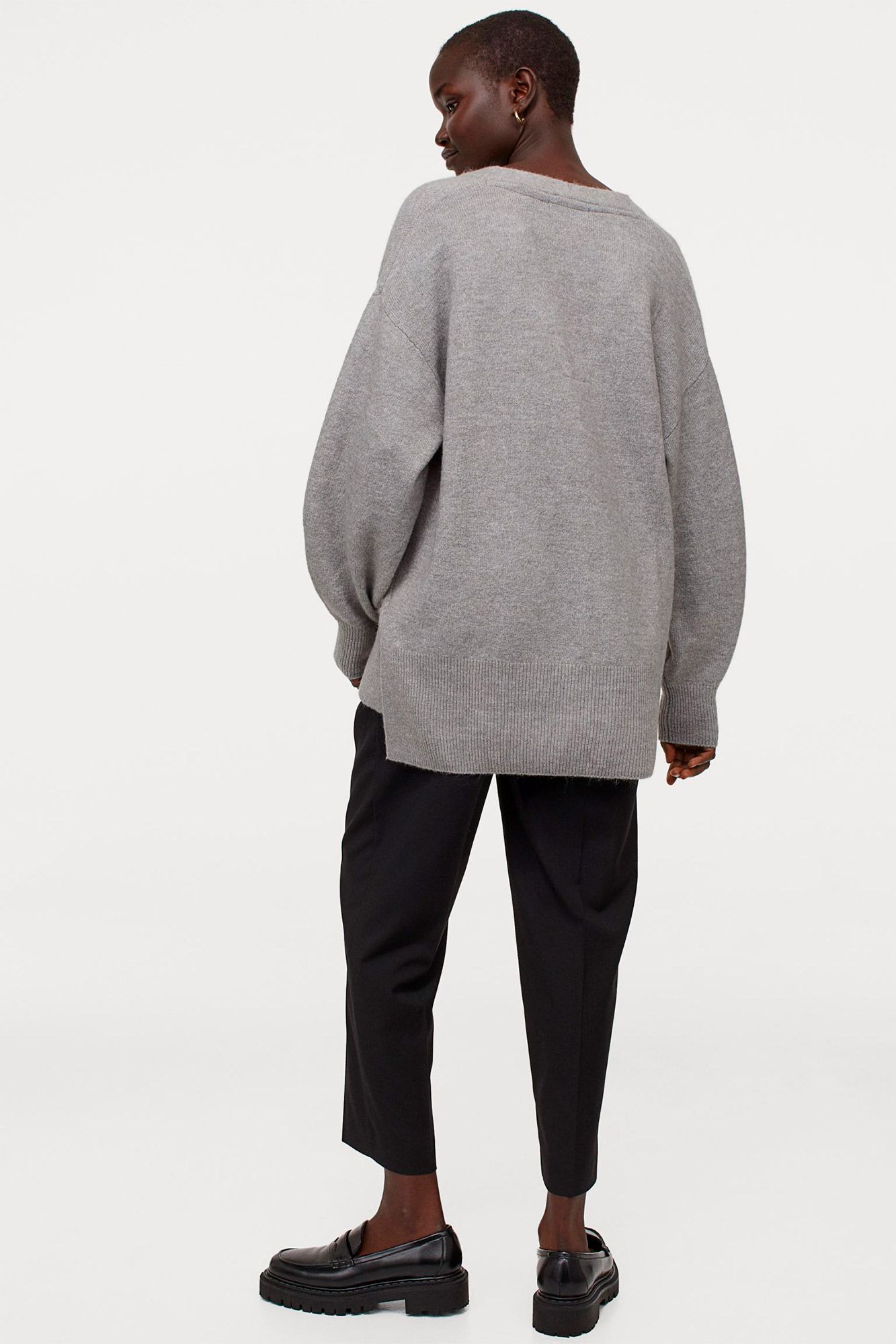 Este jersey 'oversize' de H&M de 20 € estiliza mucho las piernas