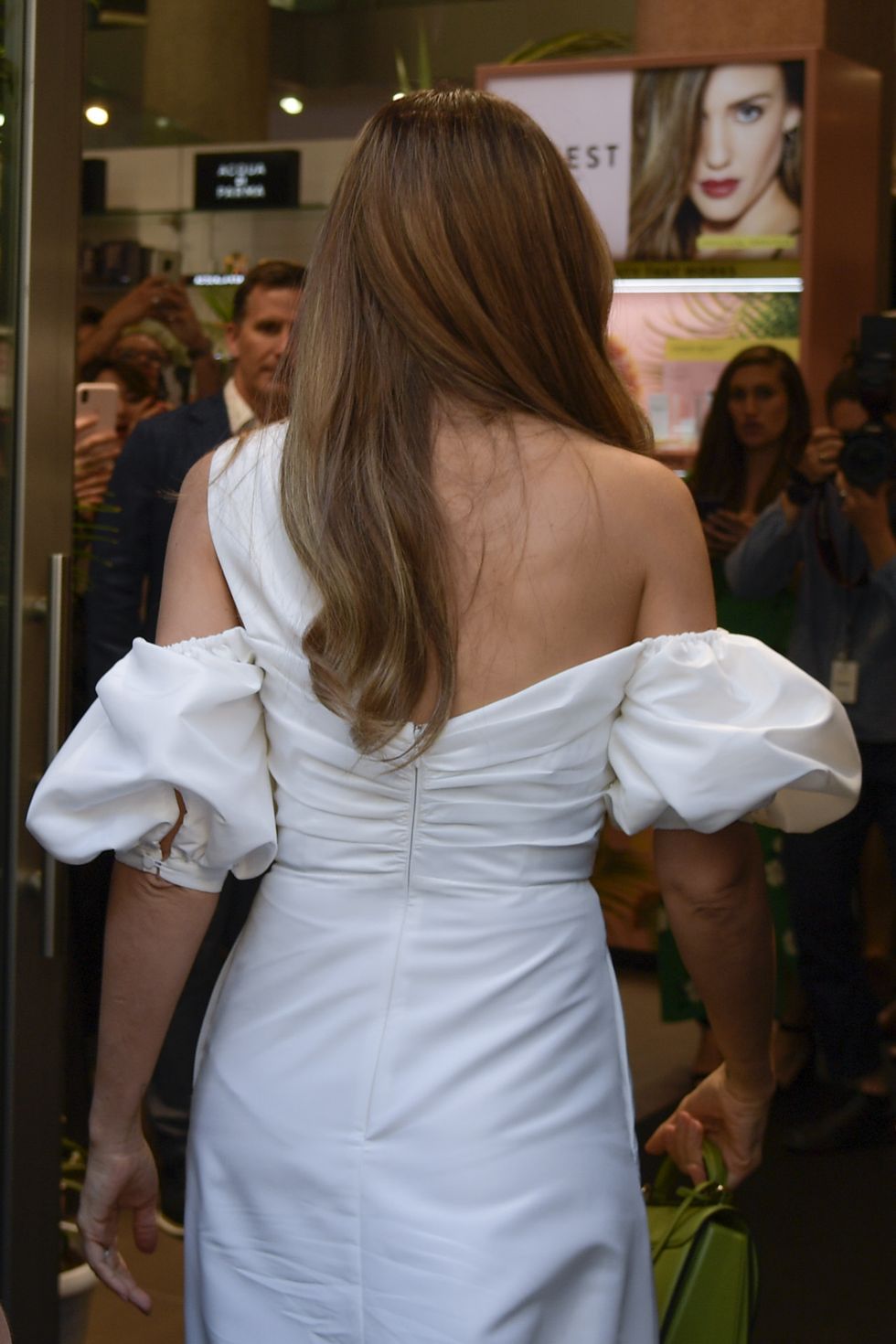 Jessica Alba con vestido blanco asimétrico de mangas abullonadas