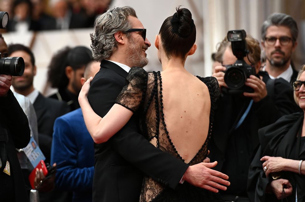 Joaquin Phoenix y Rooney Mara abrazándose 