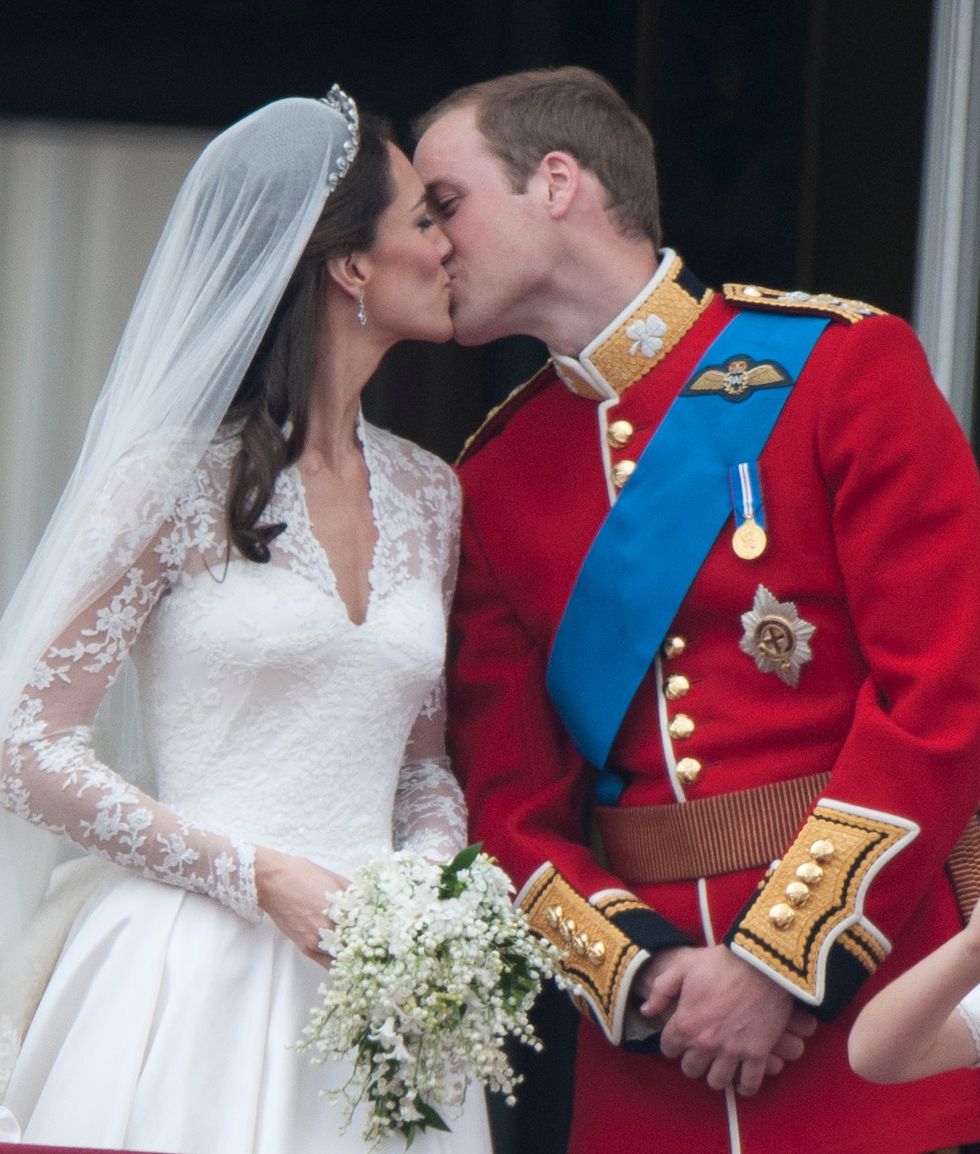 Kate Middelton y el príncipe William besándose