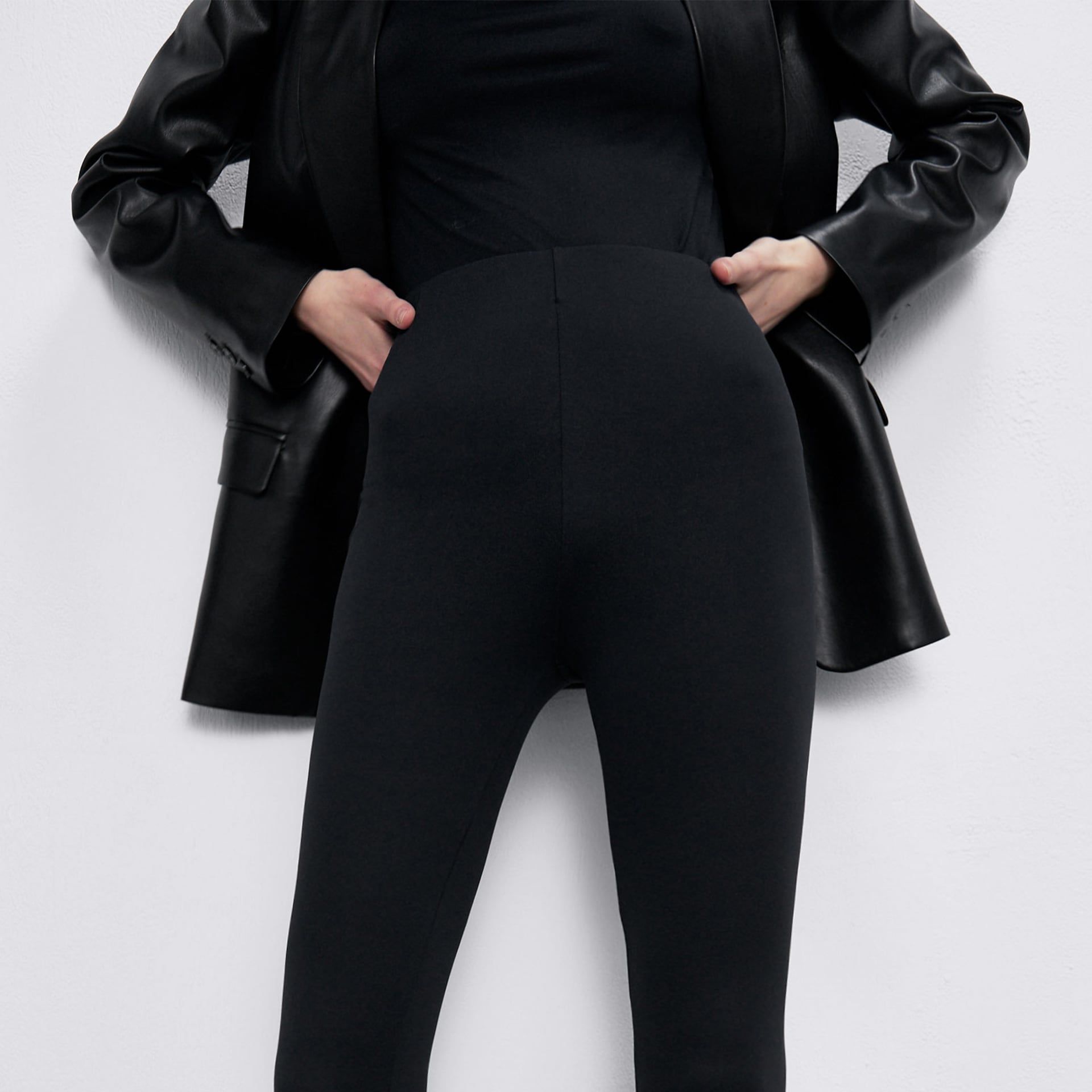 Los leggings de vestir de Zara para tus looks de trabajo en traje