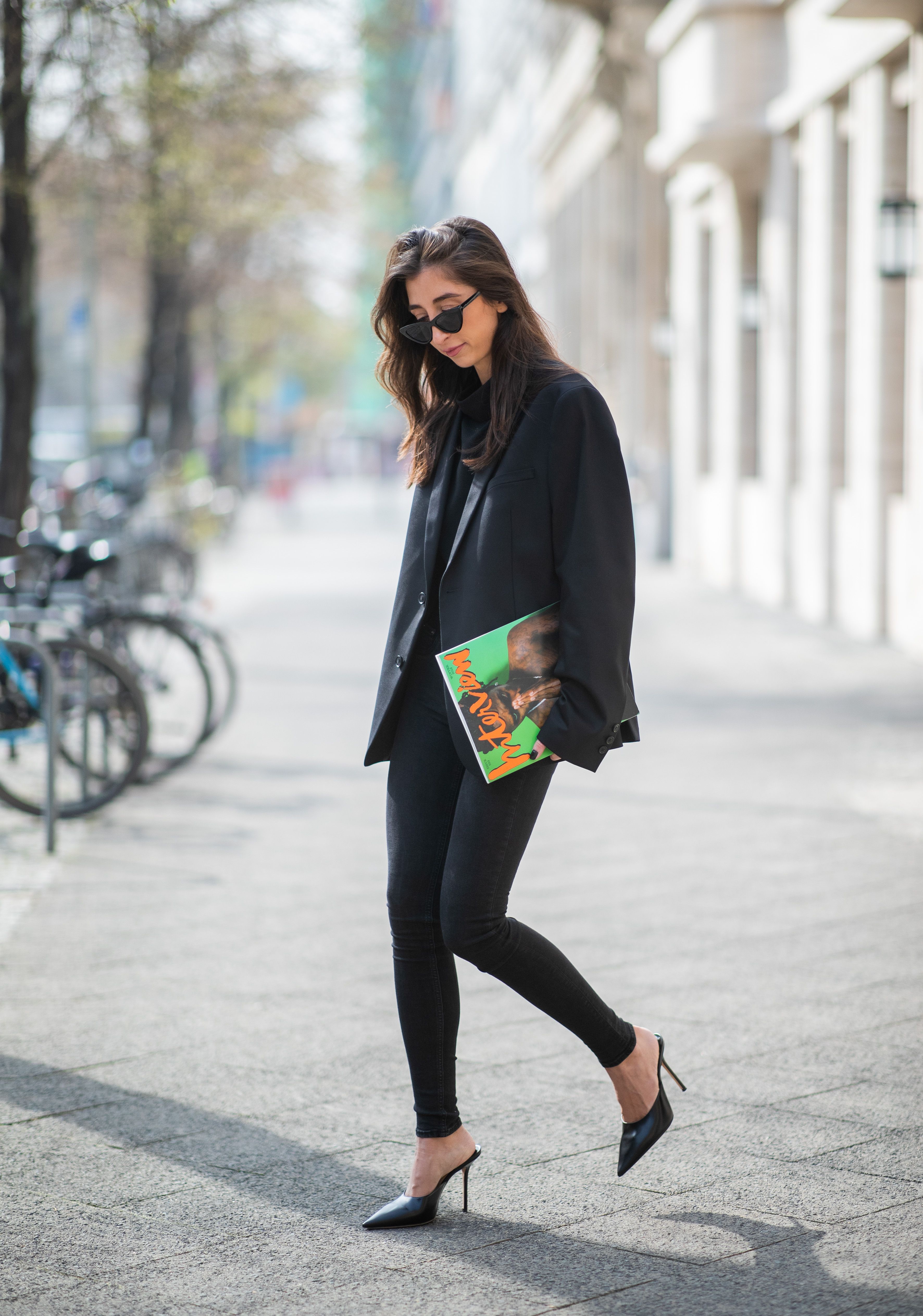El sencillo gesto de estilo que las expertas en moda practican cuando  llevan leggings negros