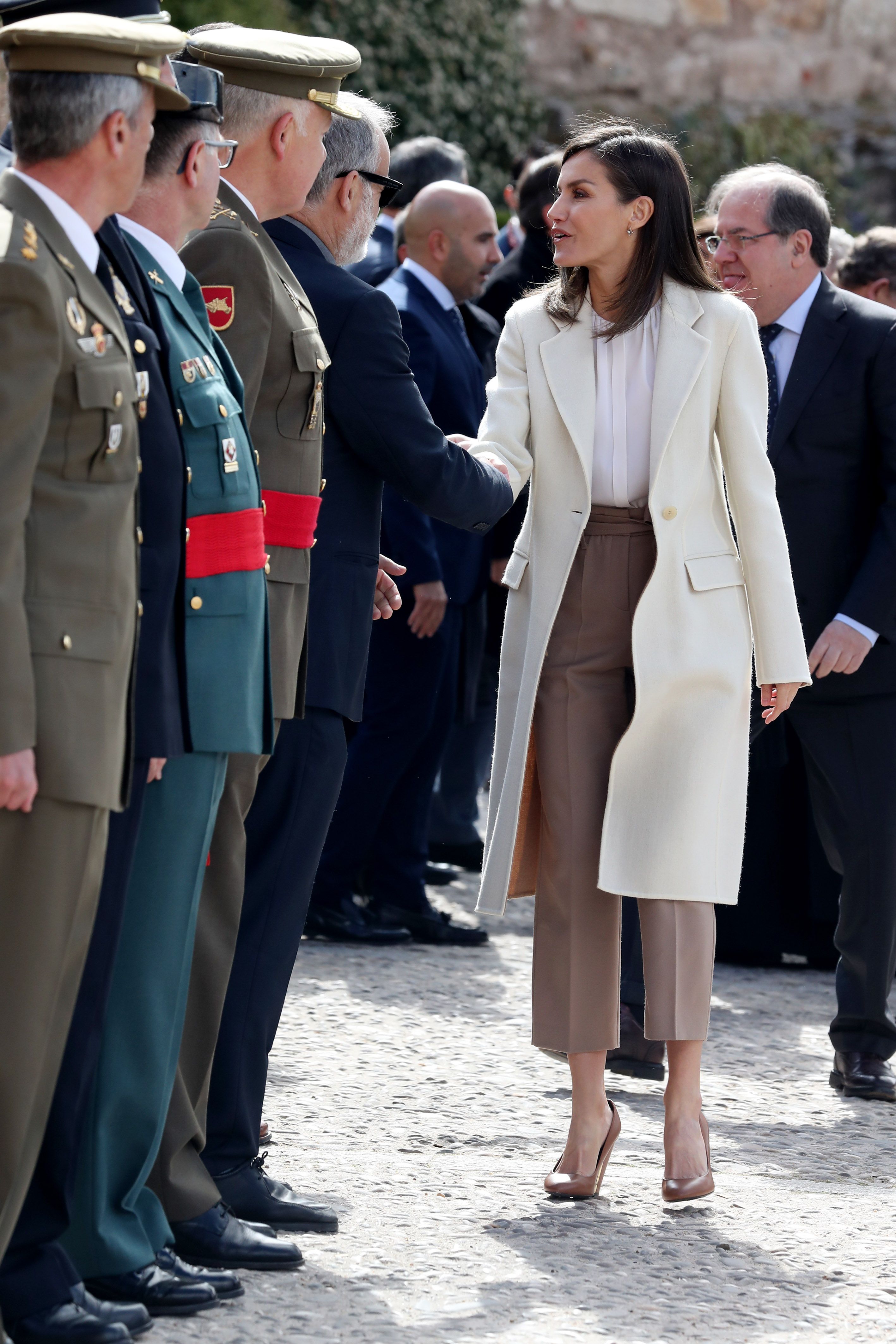 Letizia con pantalones de talle alto de Uterq e El look working