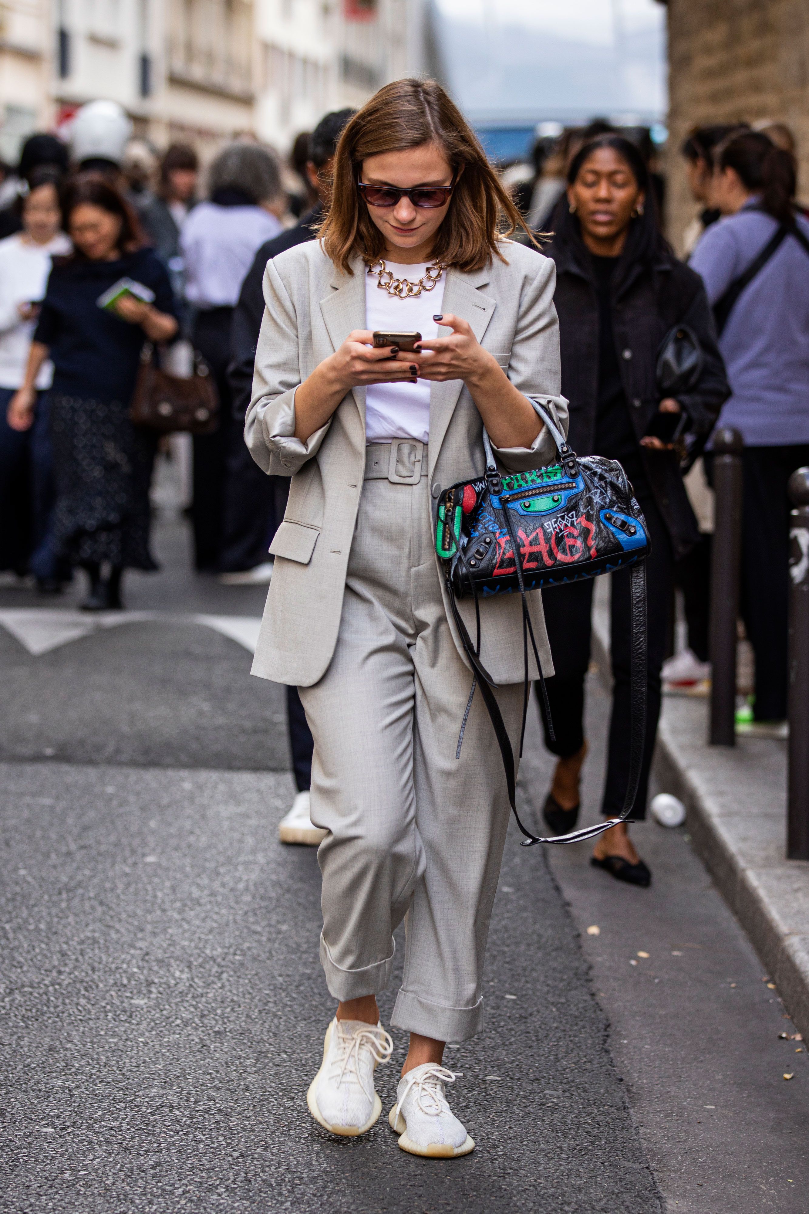 Pantalon de vestir con zapatillas sale